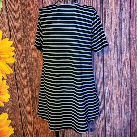 LuLaRoe High-Low Short Sleeve Top - Picture 3 of 5